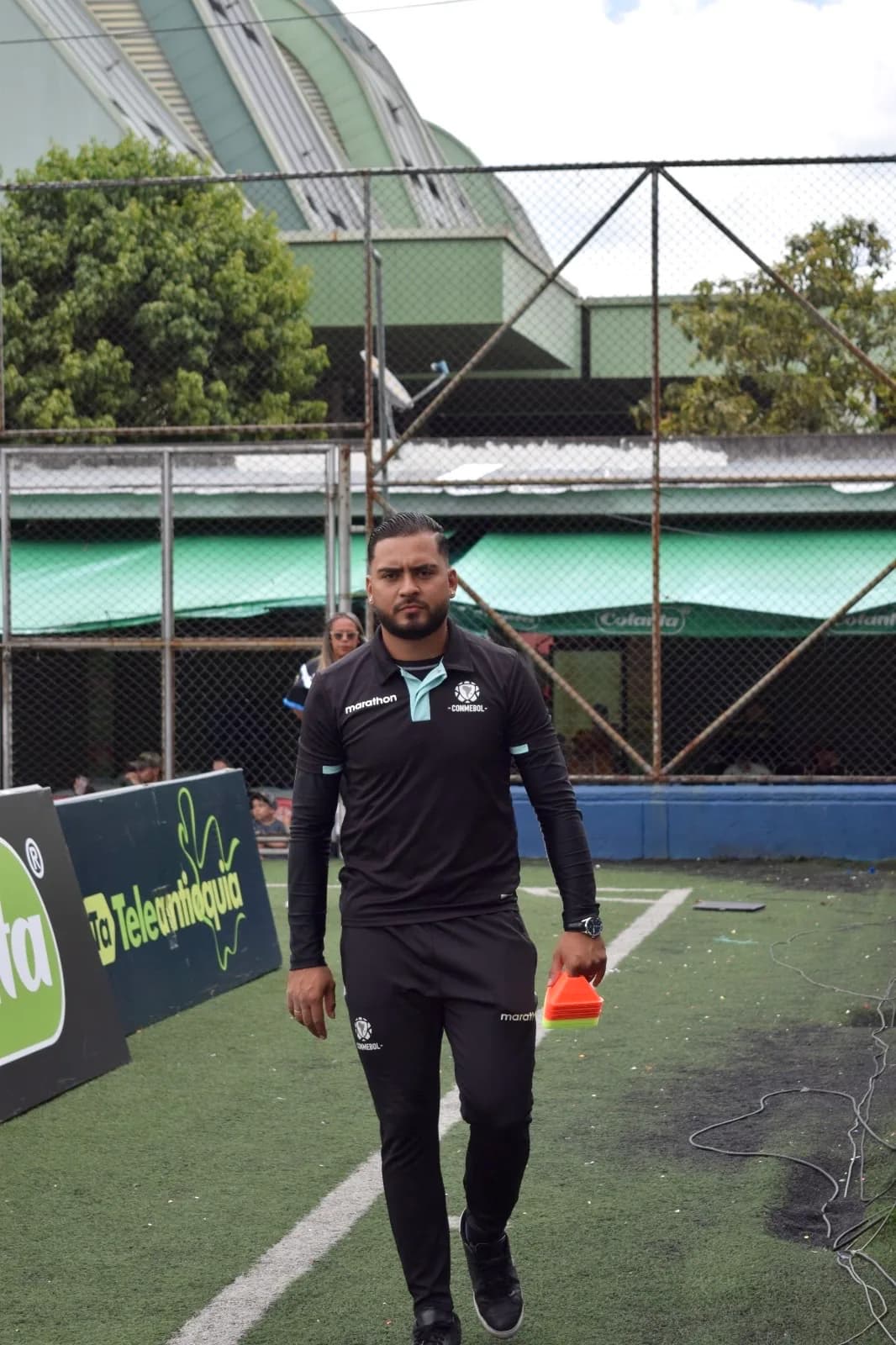 Profesional de SC Performance en una cancha de fútbol